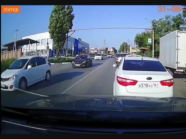 Даму из Таганрога не научили правильно переходить дорогу