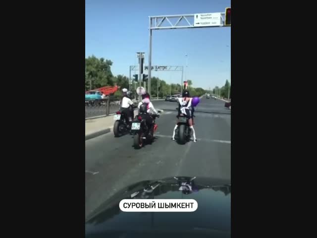 Школьницы едут на линейку