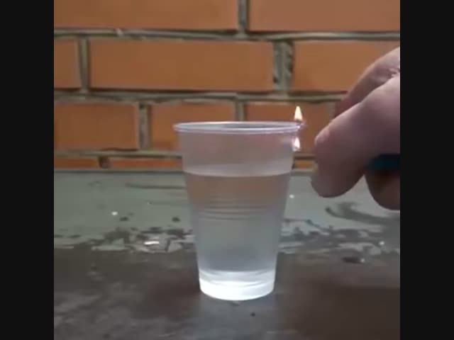Что будет, если поджечь пластиковой стаканчик с водой
