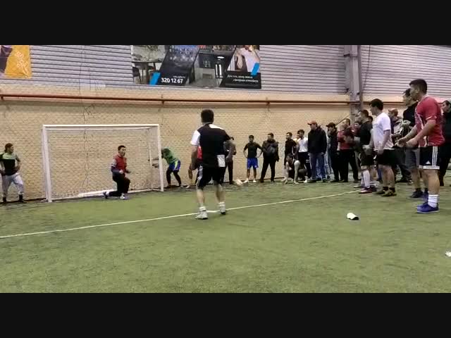 Болельщик слишком близко подошёл к воротам