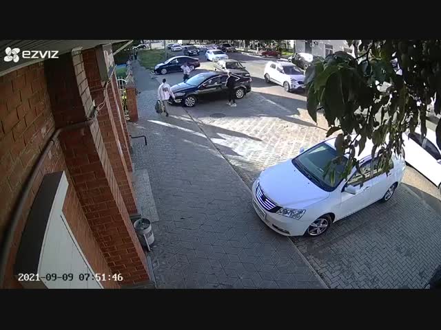 Припечатала к стенке