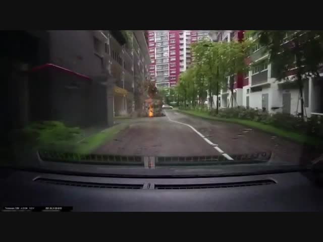 Удар молнии в Сингапуре, который спровоцировал взрыв газа в канализации