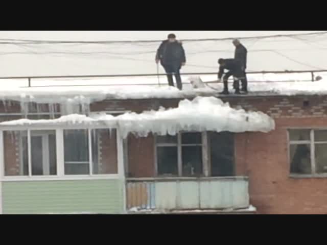 Как не надо сбивать лёд с крыши
