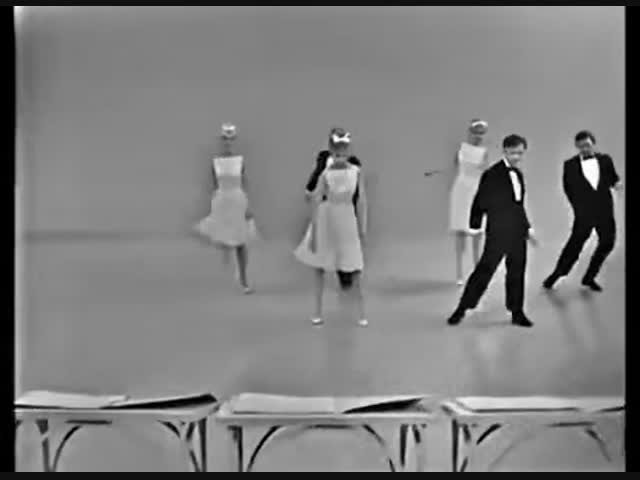 Танцы 60-ых годов под музыку 90-ых