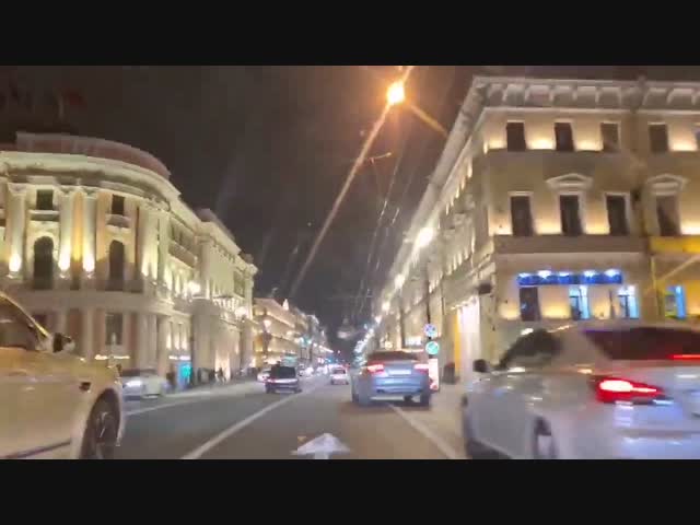 Лихач на каршеринге вылетел на тротуар Невского проспекта
