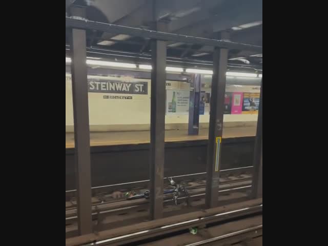 Кто-то выбросил велосипед на рельсы в метро Нью-Йорка