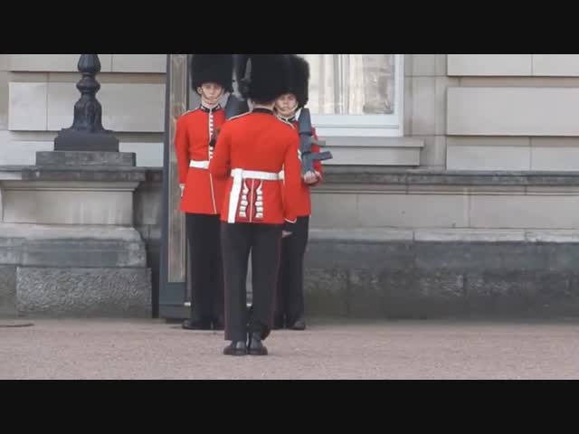 Охранник Букингемского дворца не удержался на ногах