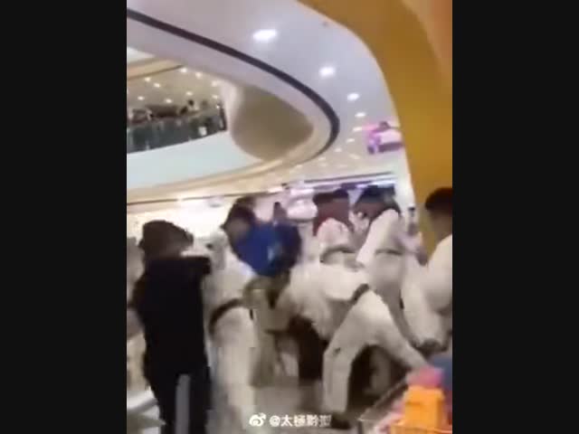 Хулиганы избили каратистов