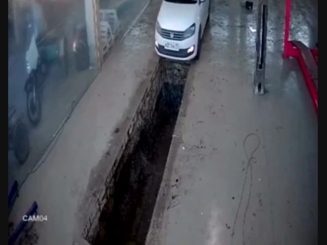 Машина упала в смотровую яму на автосервисе