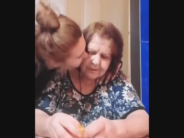 Внучка подшутила над любимой бабушкой