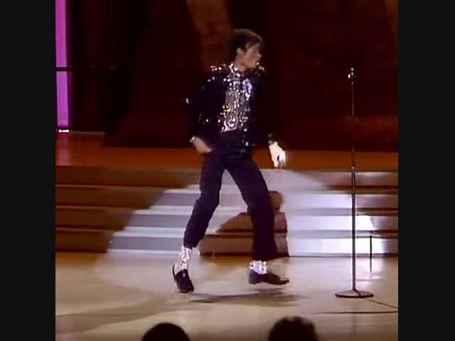 Сегодня 25 лет назад Майкл Джексон впервые показал свою знаменитую 