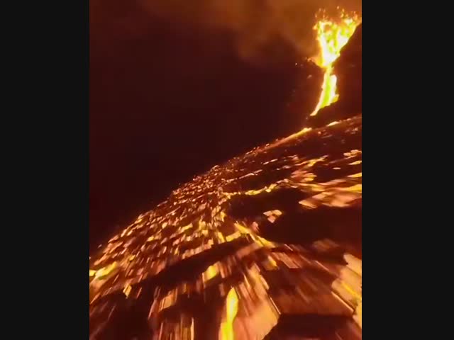 Пролёт на дроне над извергающимся вулканом