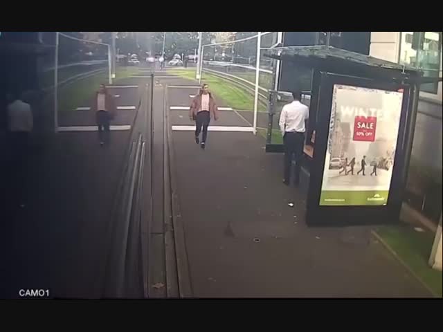 В наше время даже на тротуаре поджидают опасности