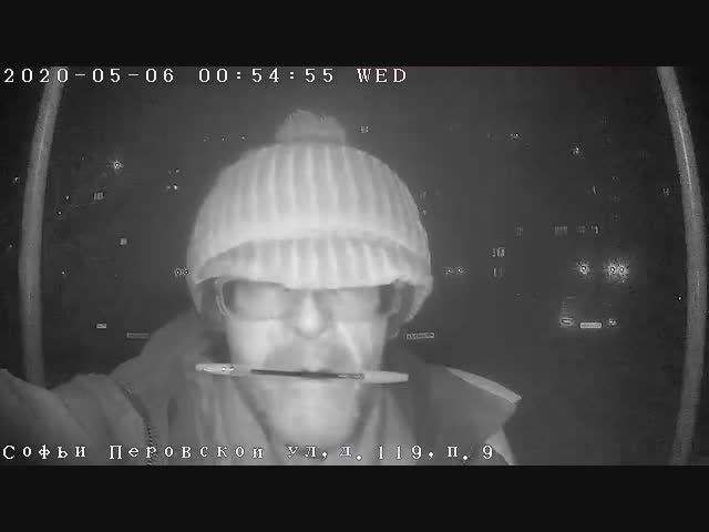 Псих с ручкой во рту против домофона