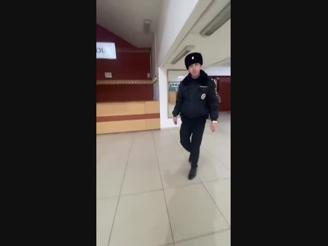 Полицейский без маски убежал от мужчины, которого оштрафовали за отсутствие той самой маски