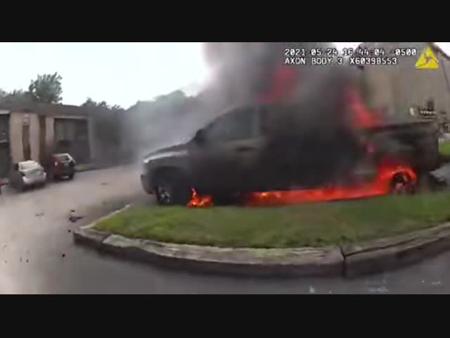 Полицейские вытащили водителя из горящей машины