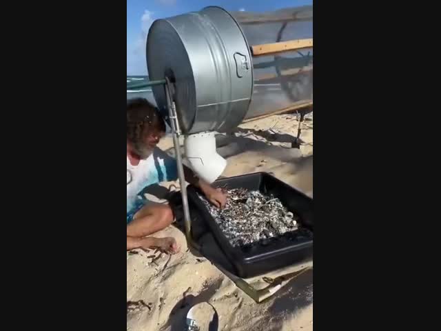 Просеивание песка на пляже для удаления стекла и мусора