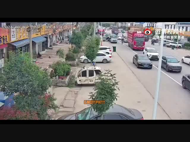 В Китае велосипедист попал в слепую зону грузовика