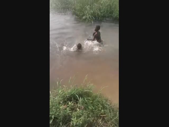 Вот и купайся после этого в африканских водоёмах