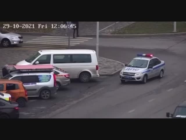 В Липецке в машину сотрудников ДПС, которые оформляли аварию, на полной скорости влетела иномарка
