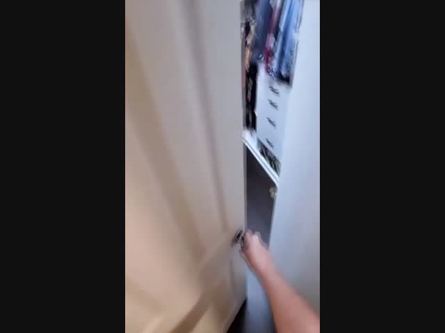 Чувак сделал в своём доме потайное убежище