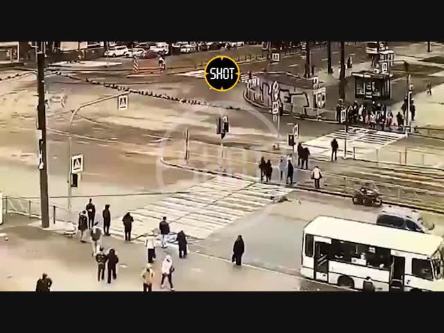 Момент жёсткого столкновения мотоцикла с пешеходом в Петербурге попал на видео