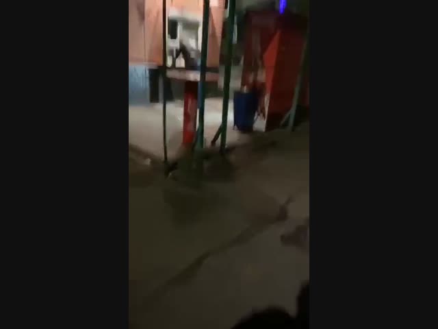 В Борисоглебске пьяный мужик не смог купить шаурму и начал кричать и крушить ларек