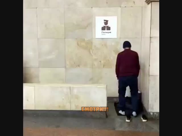 Пассажиру московской подземки не понравилось, что «коренной житель столицы» решил помолиться прямо в метро