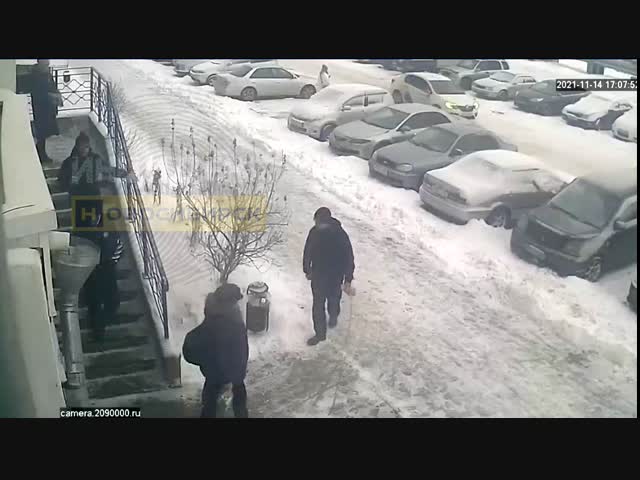 В Новосибирске из окна 14 этажа выпал мужчина и приземлился прямо на перила
