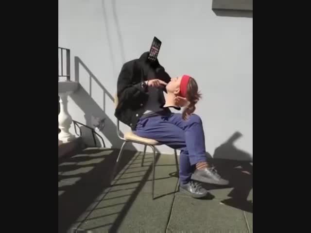 Мобильный телефон набирает голову