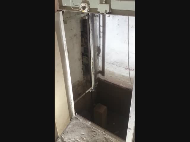 Демонтаж кабины грузового лифта