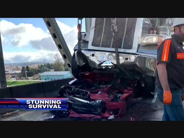 Женщина чудом отделалась легкими травмами после того, как ее автомобиль расплющил грузовик .