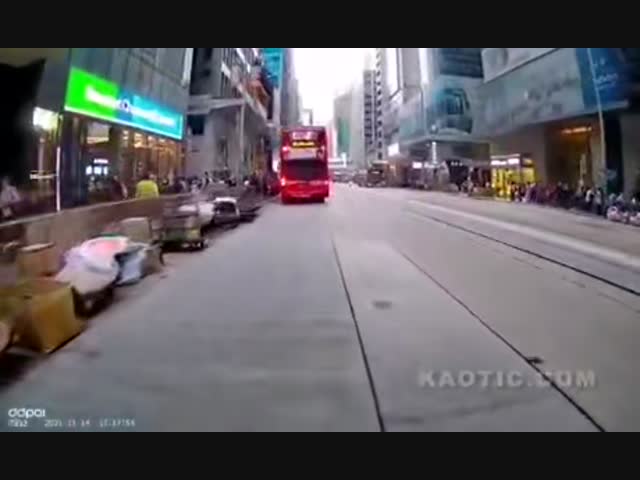 Пешеход не заметил автобуса