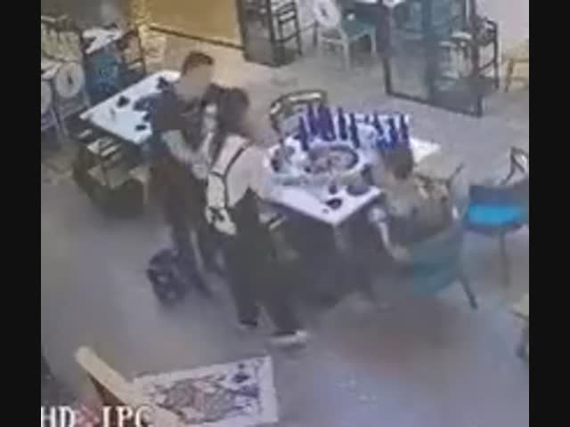 Эта официантка себя не даст в обиду