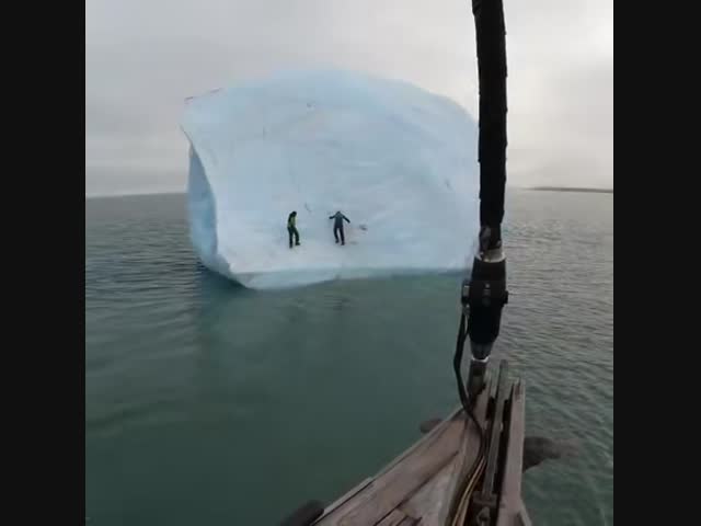 Айсберг перевернулся