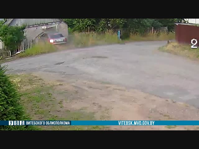 Лихач протаранил дом