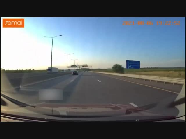 Рекламный щит рухнул на машину 