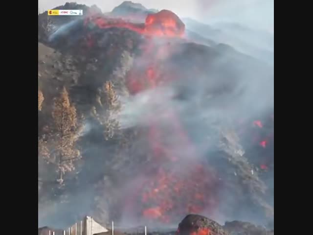 Вулкан Кумбре-Вьеха вытолкнул из себя огромный валун