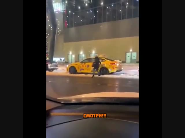 В Москве у ТРЦ «Каширская плаза» таксист за волосы вытащил пассажирку из машины
