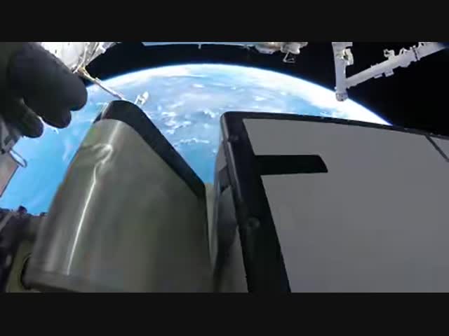 Астронавт NASA Рэнди Бресник выполняет работу за пределами МКС