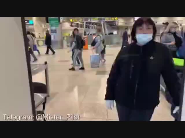 Пилота не пускают на рейс без маски