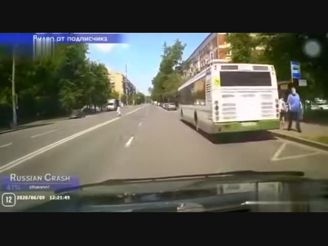 У прохожей упала юбка