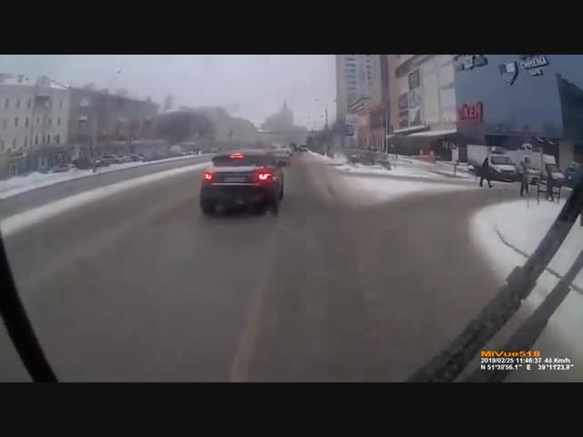 Джип подрезал автобус