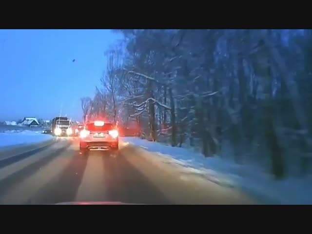 Контейнер прилег отдохнуть в кювете под Москвой