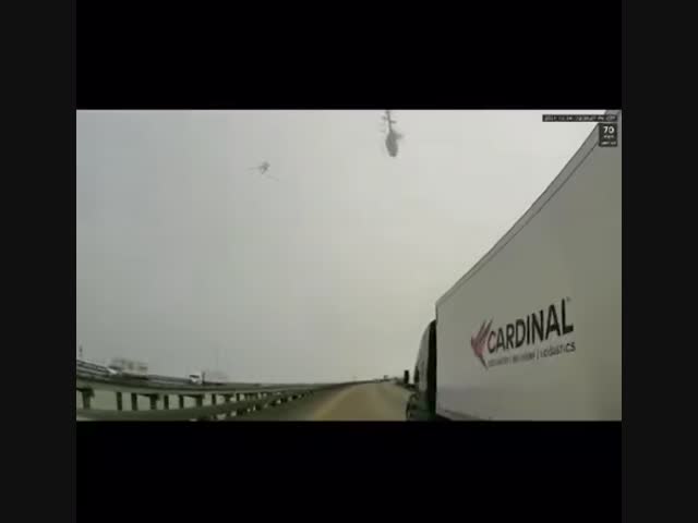Вертолет рухнул на шоссе