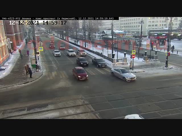 В центре Перми «гонщик» на BMW снёс чугунный забор