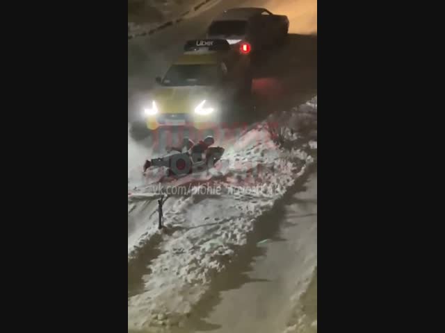 В Подмосковье таксист-мигрант с криком 