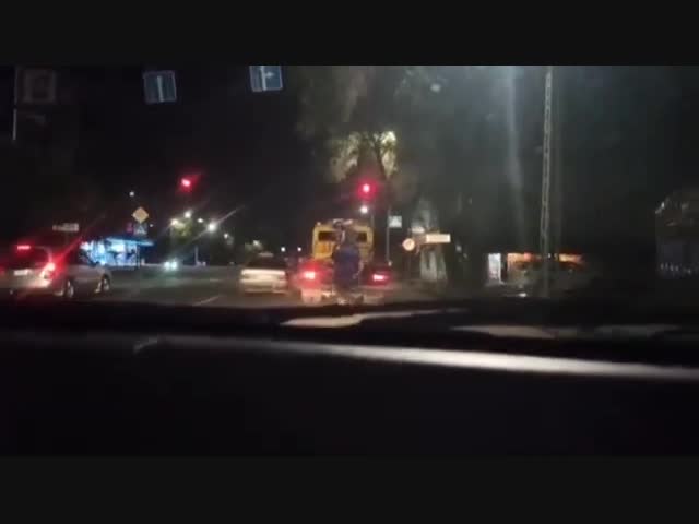 Байкер забрал свой мотоцикл, который везли на штрафстоянку