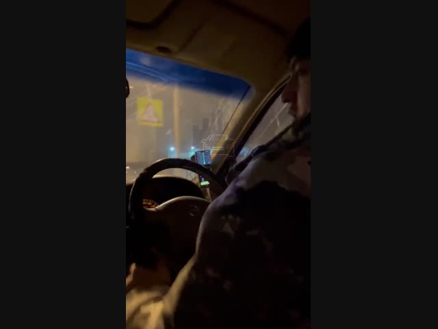 В красноярском яндекс такси, не говорящий по русски таксист, требовал сверху 100р