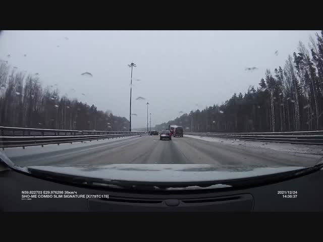 «Добил» стоячего: момент ДТП на внутренней стороне КАД.